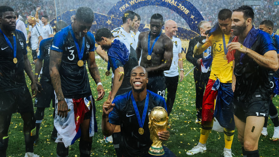 Игроки сборной Франции радуются победе в&nbsp;финальном матче чемпионата мира по&nbsp;футболу, 15 июля 2018 года
