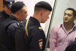 Один из членов банды GTA Хазратхон Додохонов (справа) во время оглашения приговора пятерым членам банды GTA, обвиняемых в убийствах и бандитизме, в Московском областном суде, 9 августа 2018 года