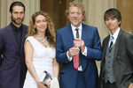 Роберт Плант с дочерью Кармен и сыновьями Логаном и Джесси после получения ордена Британской империи в Букингемском дворце, 2009 год 