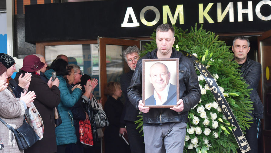 Вынос гроба с телом актера Дмитрия Марьянова после церемонии прощания в Доме кино в Москве, октябрь 2017 года