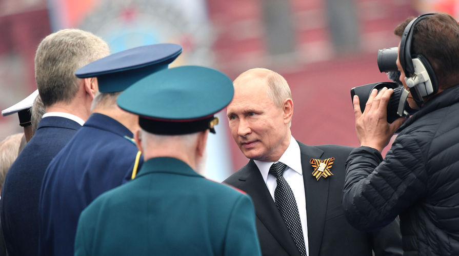 Президент России Владимир Путин перед началом военного парада Победы 9 мая 2019 года