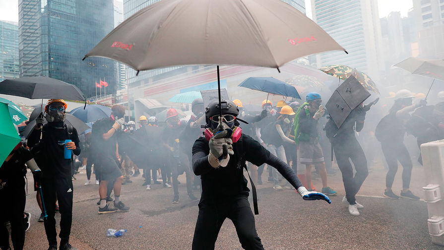 Полиция Гонконга применила слезоточивый у местного штаба Народно-освободительной армии Китая, чтобы разогнать антиправительственных демонстрантов, 31 августа 2019 года