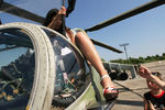 Посетительница выставки военной авиационной техники в кабине тяжелого вертолета МИ-24-ВП во время дня открытых дверей на военном аэродроме Балтийского флота «Чкаловск» под Калининградом, 2010 год