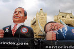 Воздушные куклы Буша и Гора перед Тауэрским мостом в Лондоне иллюстрируют исход выборов президента США в 2000 году