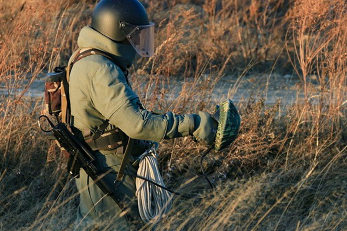 Саперы Южного военного округа протестируют в горах бесконтактный  миноискатель - Газета.Ru | Новости