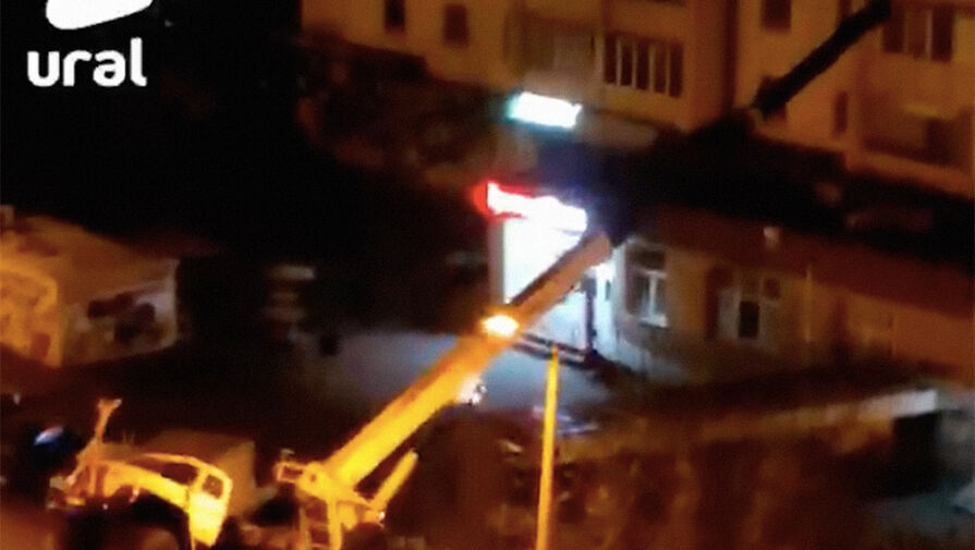 В Челябинске автокран пытался поднять ларек, но завалился на парковку с машинами