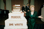 Анжела Лэнсбери разрезает огромный торт в честь 100-го эпизода сериала «Она написала убийство», 13 февраля 1989 года