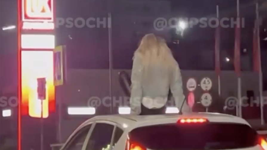 В Сочи девушка проехалась на крыше машины ради селфи