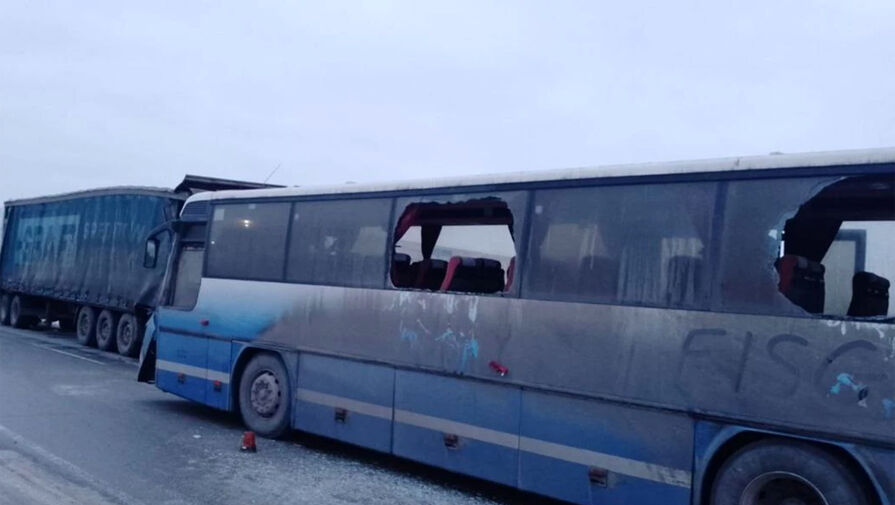 Под Новосибирском пассажирский автобус на полном ходу врезался в припаркованный грузовик