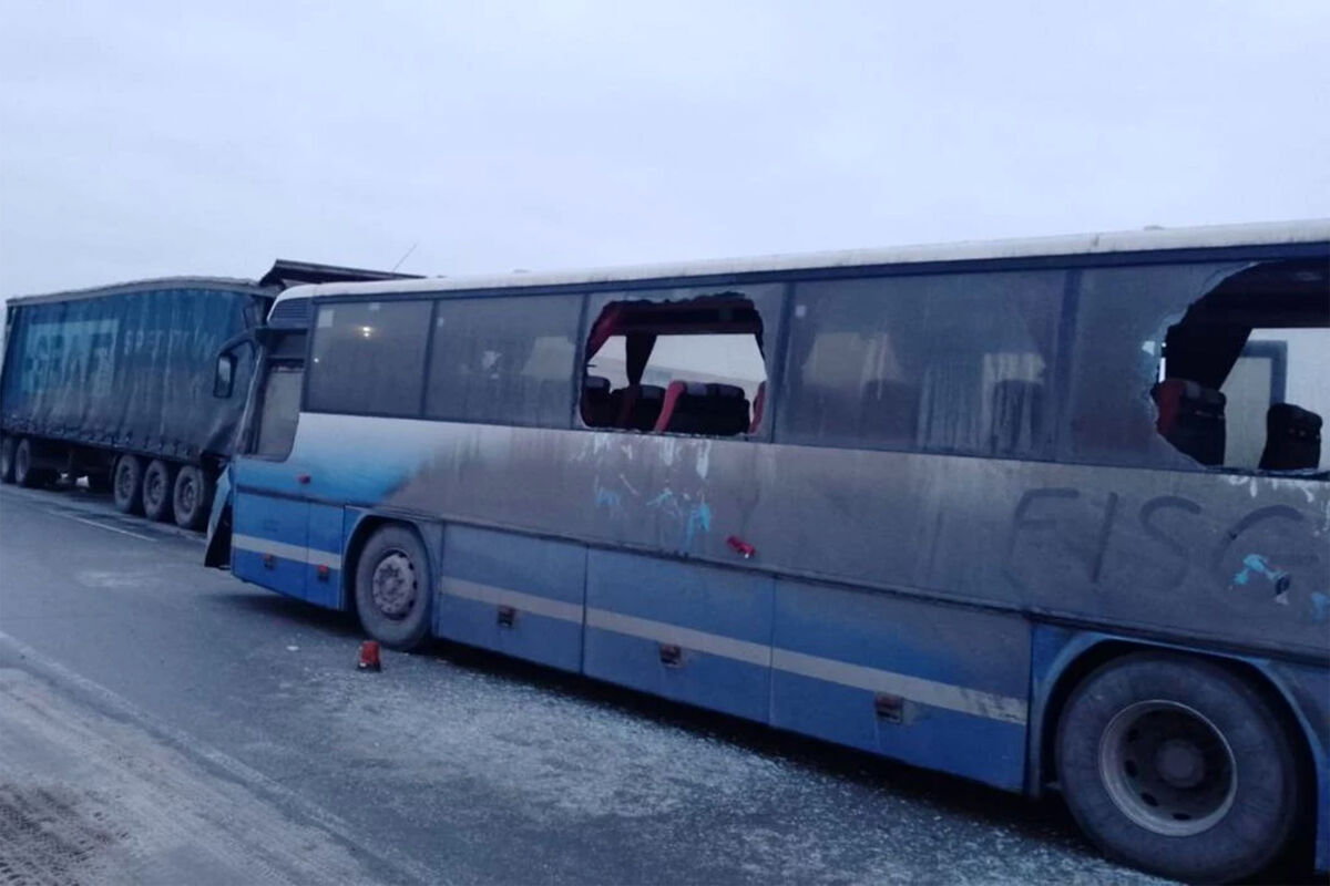 Под Новосибирском пассажирский автобус на полном ходу врезался в  припаркованный грузовик - Газета.Ru | Новости