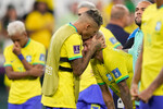 Неймар и Рафинья после после проигрыша сборной Хорватии, которая выбила Бразилию из борьбы на чемпионате мира по футболу в Катаре, 9 декабря 2022 года