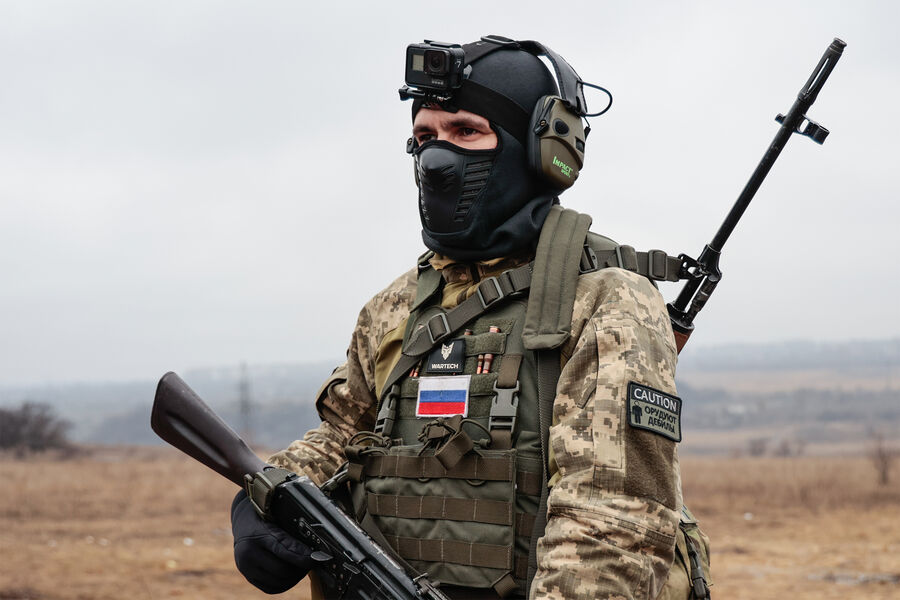 Военнослужащий подразделения контрактников ВС РФ на тренировочном полигоне