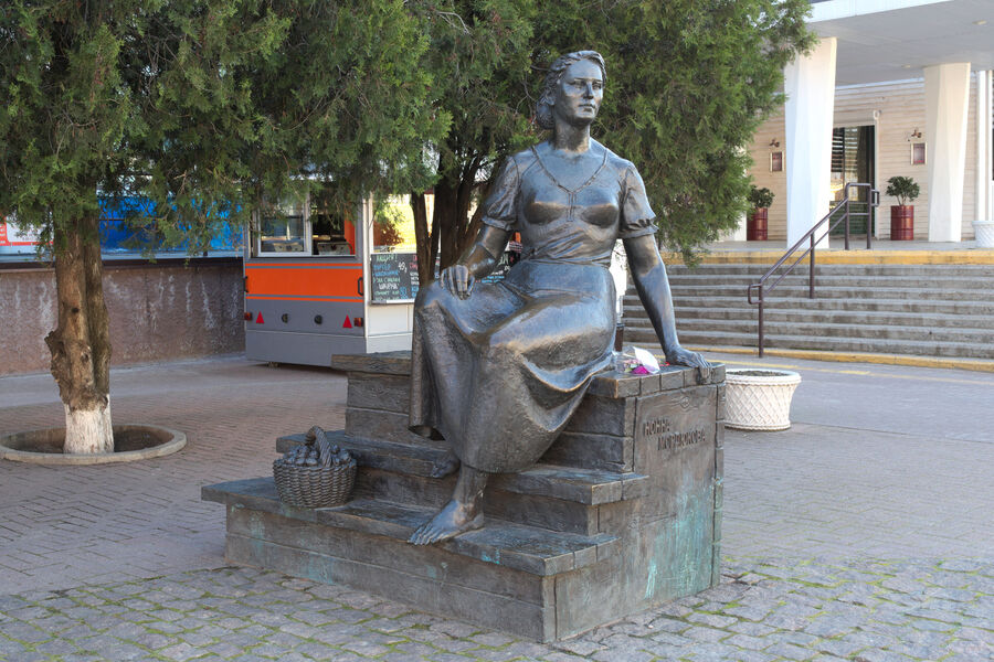 Памятник актрисе Нонне Мордюковой в Ейске, Краснодарский край, 2017 год