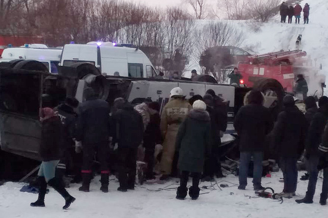На месте ДТП с автобусом, упавшим в реку с моста на 60-м км автодороги Могойтуй - Сретенск - Олочи, 1 декабря 2019 года