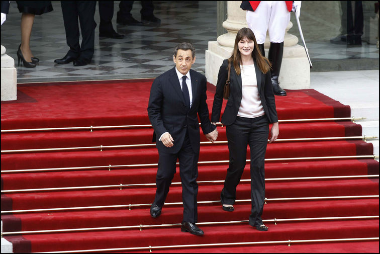 Президент Франции Николя Саркози с&nbsp;супругой Карлой Бруни в&nbsp;день инаугурации следующего президента страны в&nbsp;Париже, 2012 год
