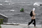 Человек идет по Корабельной набережной после урагана во Владивостоке, 3 сентября 2020 года
