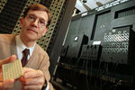 Профессор Ван дер Шпигель из Университета Пенсильвании демонстрирует микропроцессор (черная точка на панели в его руке) на фоне примерно одной десятой части первого в мире электронного компьютера (ENIAC), 1996 год