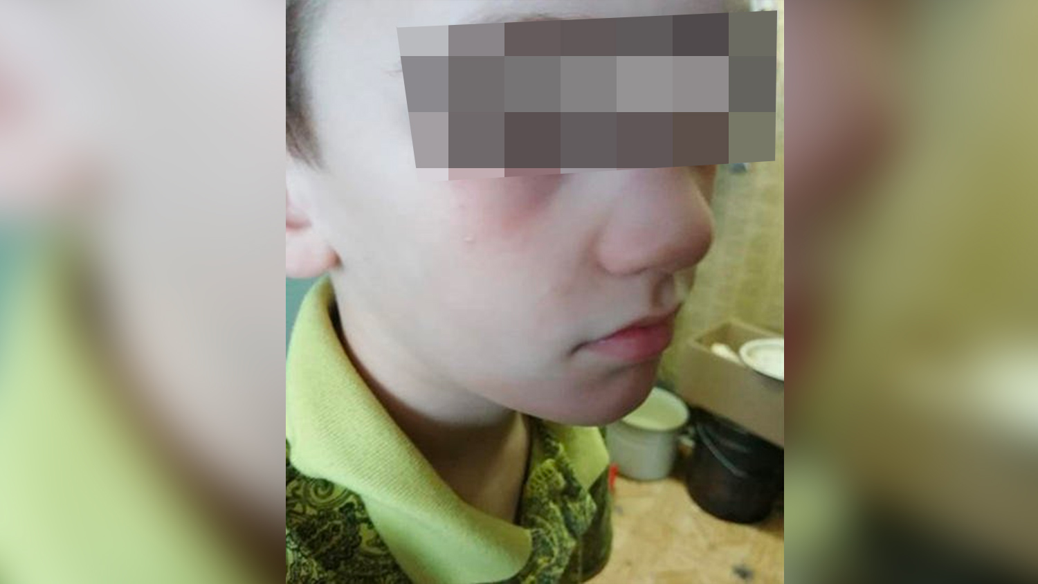 Ударила учебником по голове и порвала рубашку: в Екатеринбурге родители обвинили педагога в насилии
