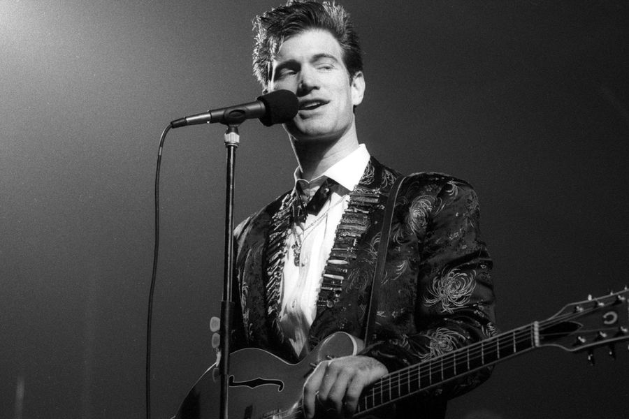 Chris isaak can t help. Chris Isaak молодой.