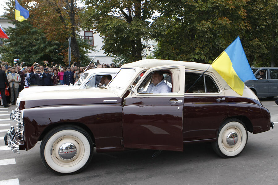 Президент Украины Виктор Янукович (за рулем машины на&nbsp;переднем плане) и президент России Дмитрий Медведев (на заднем плане) принимают участие в&nbsp;автопробеге Санкт-Петербург &mdash; Киев, 17&nbsp;сентября 2010&nbsp;года