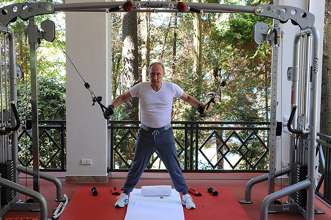 Владимир Путин во время совместной тренировки с Дмитрием Медведевым в резиденции «Бочаров ручей» в Сочи, 2015 год