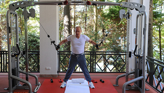 Владимир Путин во время совместной тренировки с Дмитрием Медведевым в резиденции «Бочаров...