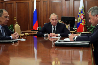 Министр иностранных дел Сергей Лавров, президент Владимир Путин и министр обороны Сергей Шойгу во время встречи в Кремле, 29 декабря 2016 года