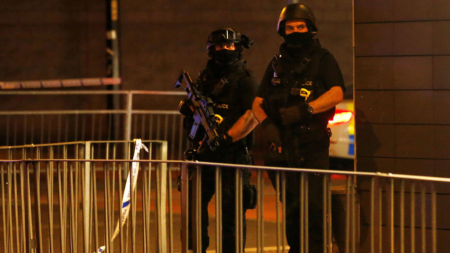 Полиция около&nbsp;стадиона &laquo;Манчестер Арена&raquo; после взрыва во время концерта Арианы Гранде, 23&nbsp;мая 2017&nbsp;года