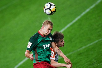 Игрок «Локомотива» Дмитрий Баринов борется за мяч с полузащитником «Урала» Алексеем Евсеевым