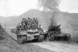 Американский танк около сгоревшего танка противника в пригороде Пхеньяна, 1950 год