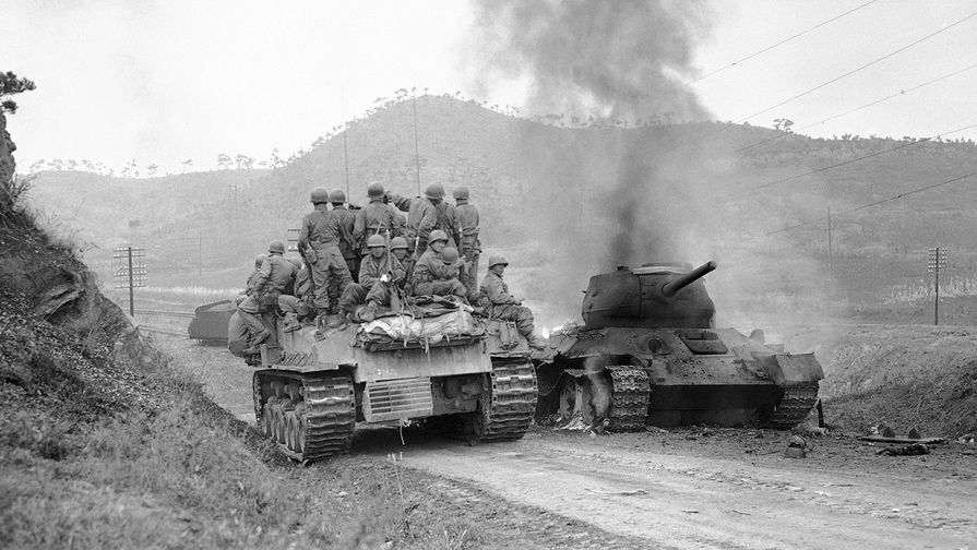 Американский танк около сгоревшего танка противника в пригороде Пхеньяна, 1950 год