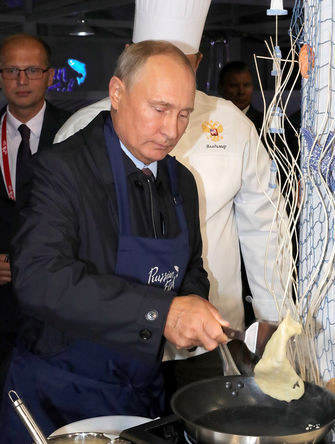Президент России Владимир Путин во время посещения выставки в рамках ВЭФ «Улица Дальнего Востока» на набережной Дальневосточного федерального университета на острове Русский, 11 сентября 2018 года