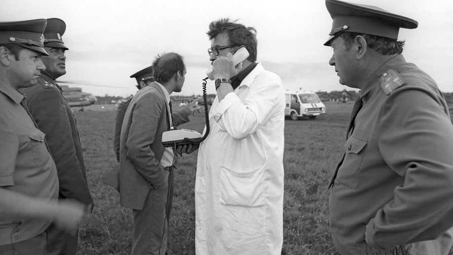 Медики и авиаторы на&nbsp;месте трагедии, 4 июня 1989 года 