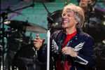 Вокалист группы Bon Jovi Джон Бон Джови во время выступления на стадионе «Лужники», 2019 год