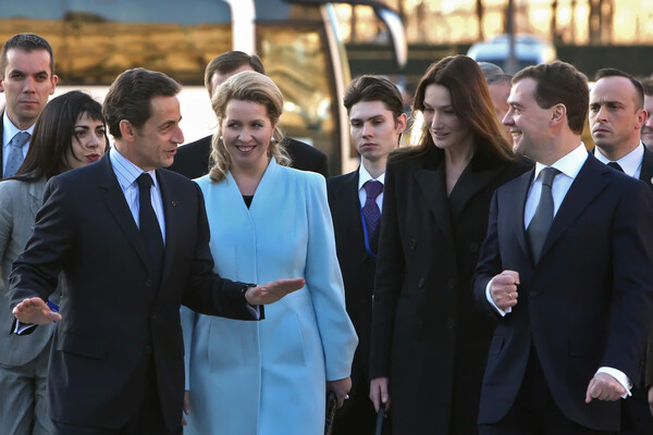 Президент РФ Дмитрий Медведев с&nbsp;супругой Светланой (слева) и президент Франции Николя Саркози (слева) с&nbsp;супругой Карлой Бруни-Саркози у&nbsp;Лувра, Париж, 2010&nbsp;год