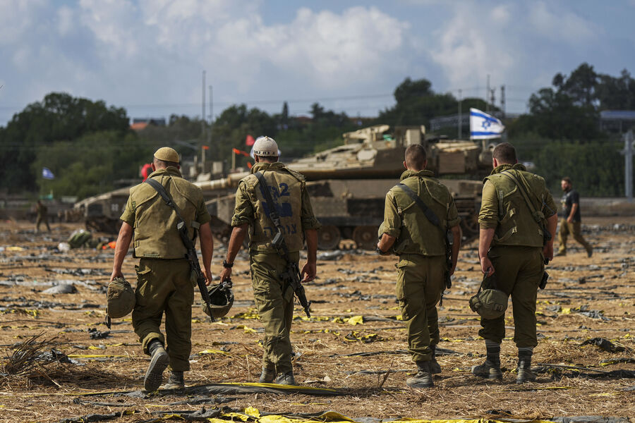 Солдаты армии Израиля возле границы с сектором Газа на юге Израиля, 19 октября 2023 года