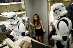 Покупателей в магазине Сеула встречают штурмовики из «Звездных войн»
