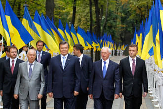 Президент Украины Виктор Янукович (в центре) во время празднования Дня независимости Украины 24 августа 2013 года