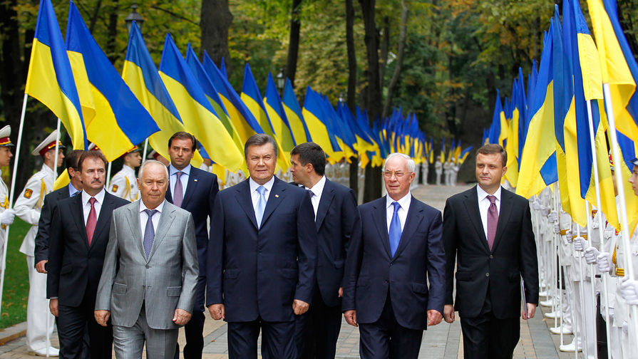 Президент Украины Виктор Янукович (в центре) во время празднования Дня независимости Украины 24 августа 2013 года