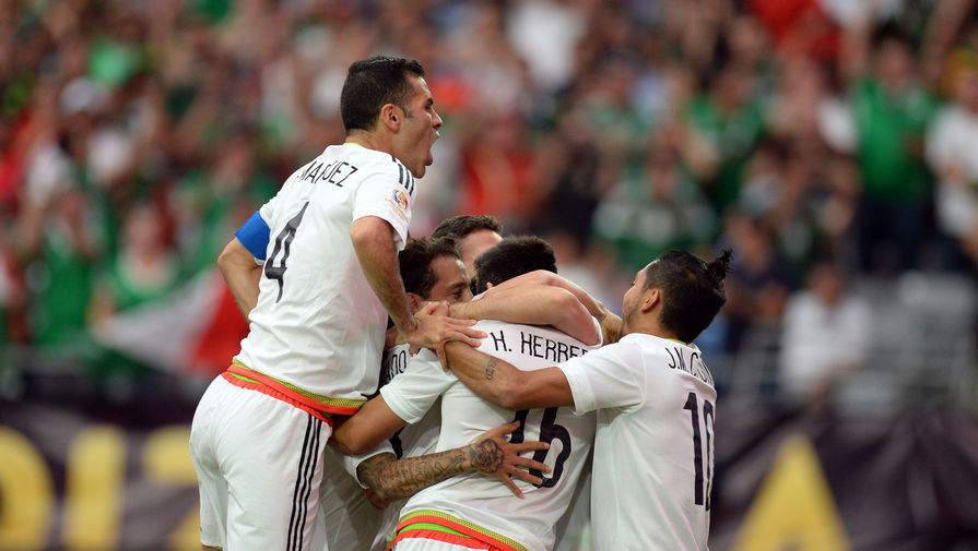 Футболисты сборной Мексики празднуют один из голов в ворота Уругвая