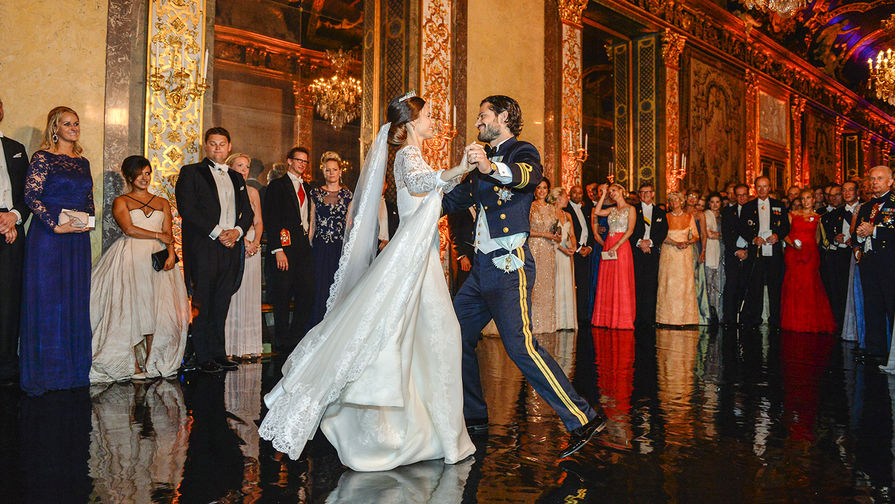 Принц Швеции Карл Филипп и София Хеллквист танцуют первый танец в Королевском дворце в Стокгольме, 2015 год