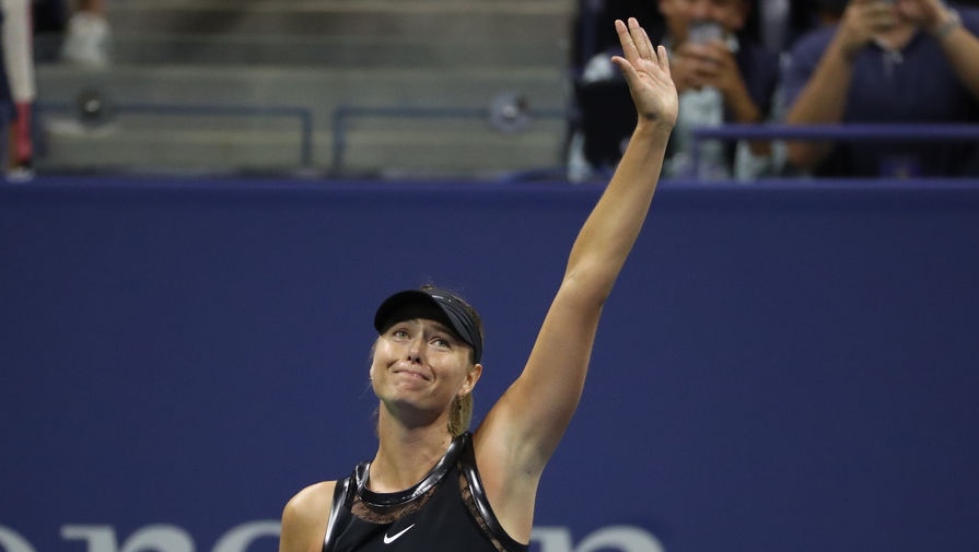 Мария Шарапова приветствует болельщиков после победы над Симоной Халеп в первом круге US Open