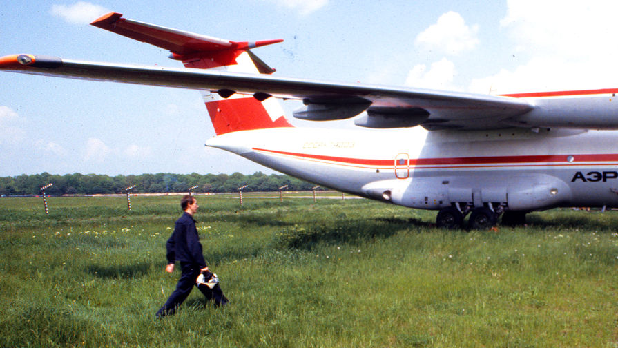 Самолет на аэродроме в Харькове, 1989 год