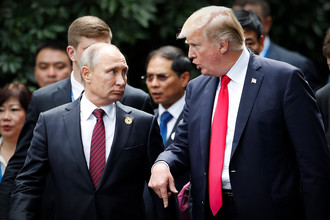 Президент России Владимир Путин и президент США Дональд Трамп на форуме APEC во Вьетнаме, 11 ноября 2017 года