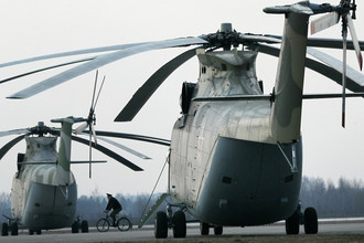 Тяжелый транспортный вертолет Ми-26 на аэродроме в Кубинке, 2010 год