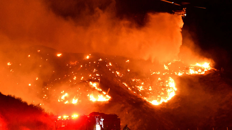 Борьба с&nbsp;огнем в&nbsp;городе Санта-Кларита, Калифорния, 25 октября 2019 года