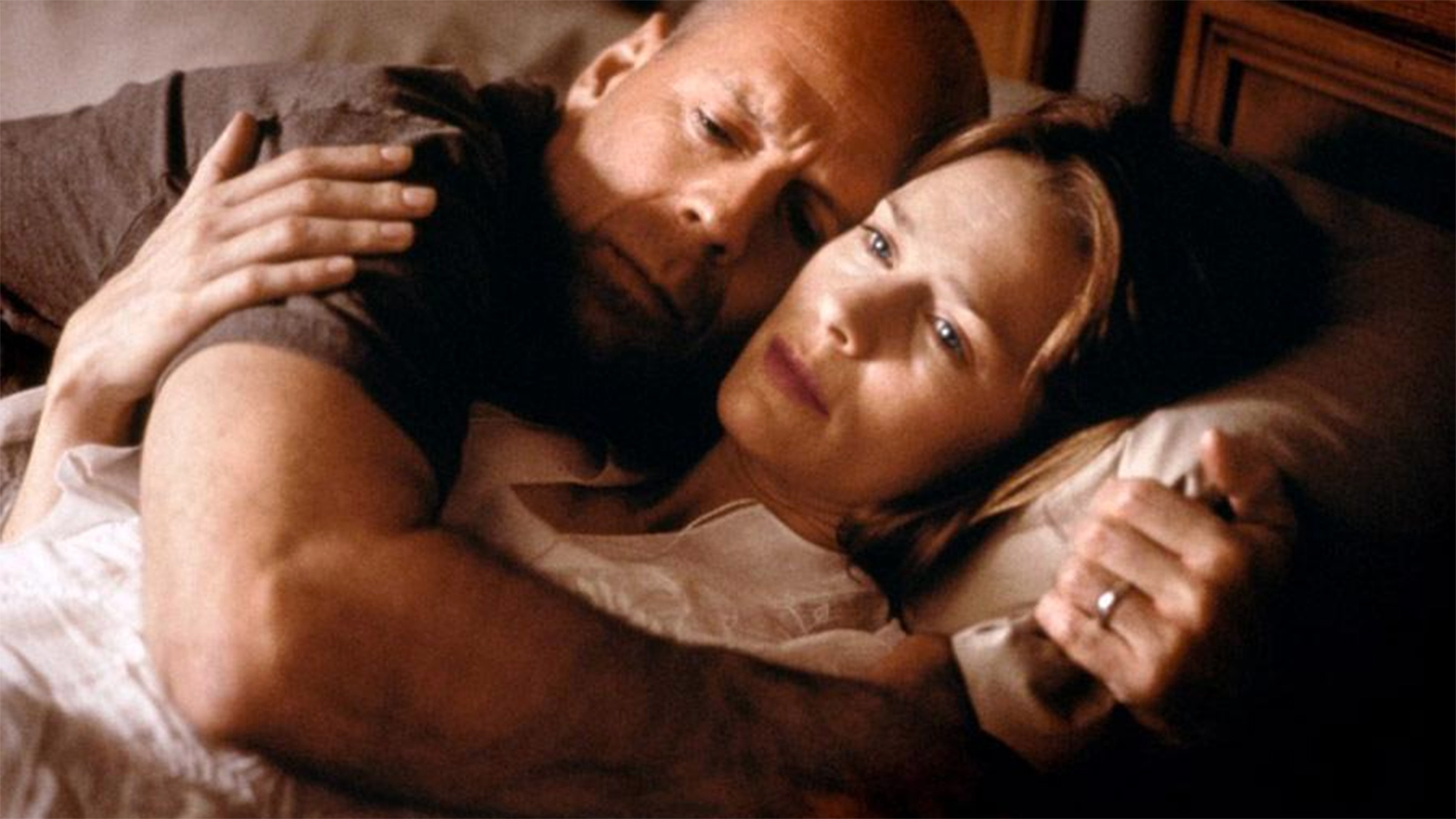 Кадр из фильма «Неуязвимый» (2000)