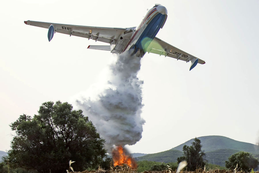 Самолет-амфибия Бе-200 во время тушения лесных пожаров в&nbsp;Турции, 30 июля 2021 года