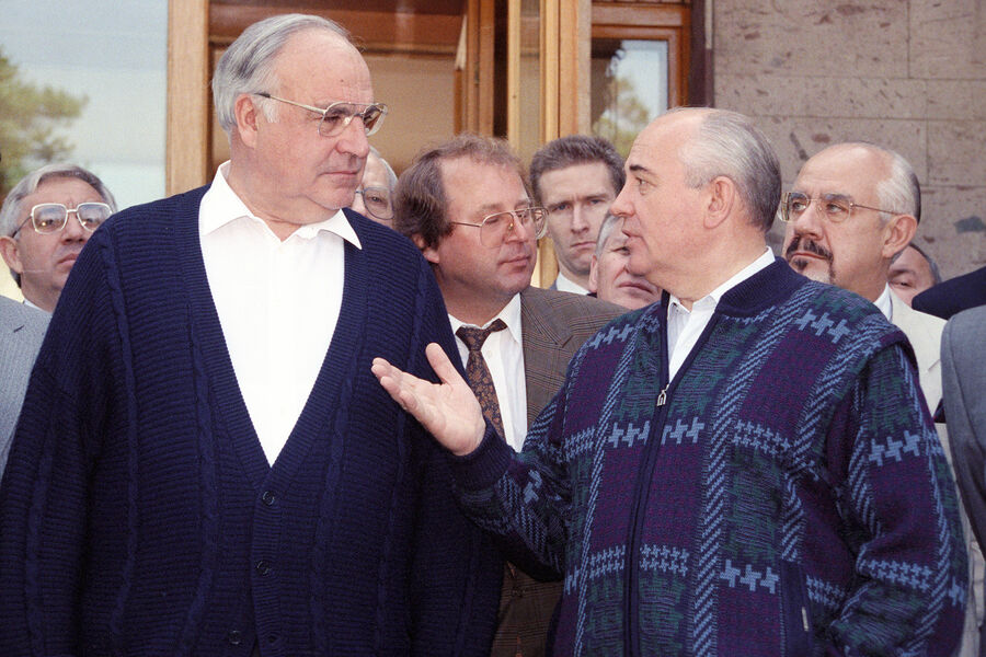 Президент СССР Михаил Горбачев и федеральный канцлер ФРГ Гельмут Коль перед началом переговоров в Архызе, 1990 год 