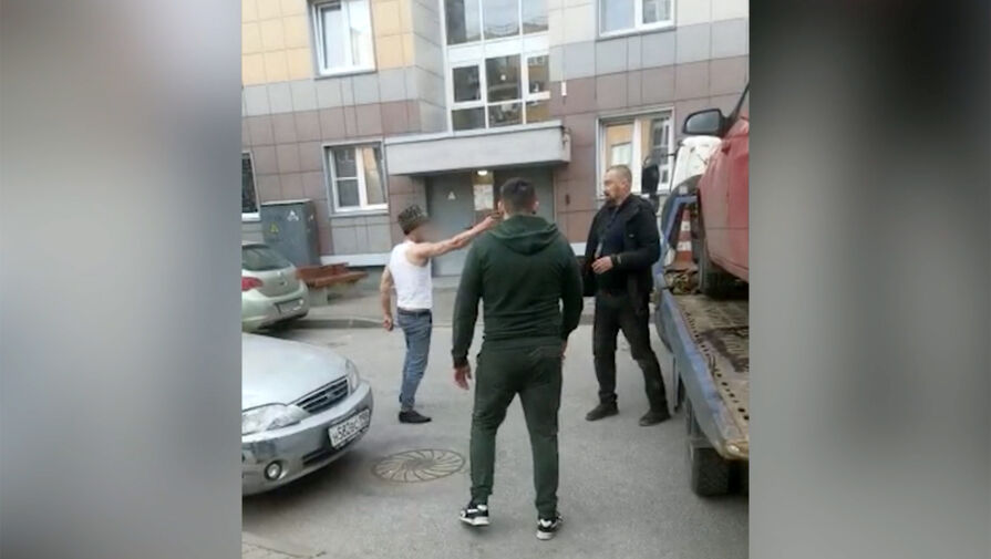Пьяный мужчина, вооруженный пистолетом, угрожал прохожим в Петербурге